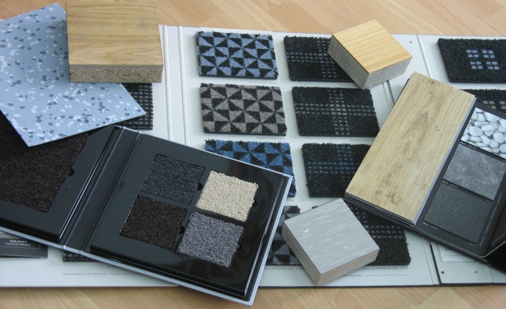 Die Auswahl an Doppelbodenbelägen ist sehr umfangreich an Material, Qualitäten und Farben.